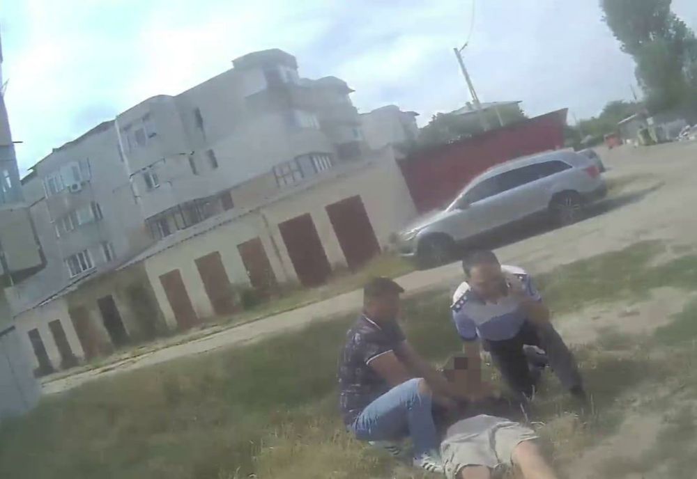 Un bărbat cu dreptul de a conduce suspendat, alergat de un polițist și un pompier