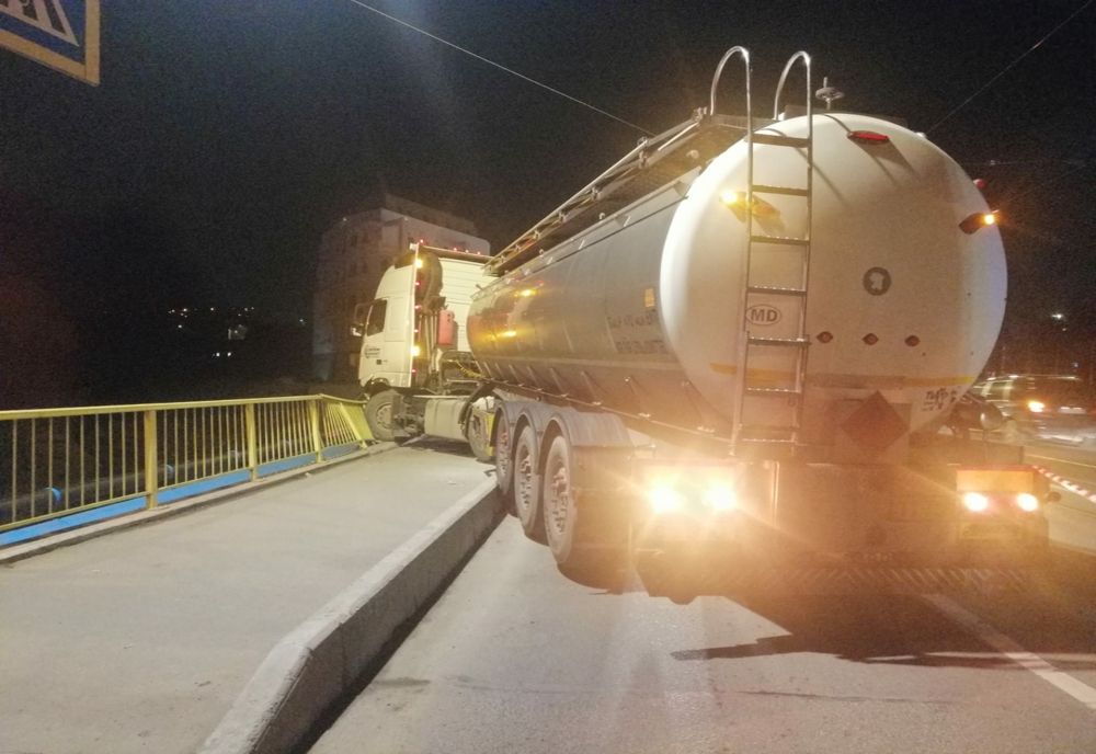 Alertă pe A1! O cisternă GPL a lovit un obiect din plastic. Combustibilul s-a scurs pe asfalt - Intervin forțele MAI