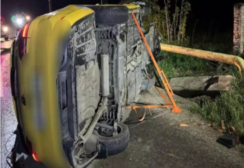 Trei persoane au ajuns la spital după ce un taxi s-a răsturnat în comuna Lipovăț