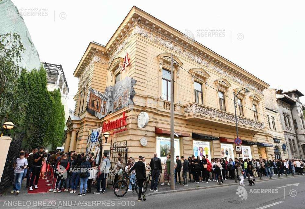 Public tânăr din Bucureşti şi din ţară, dar şi turişti străini, la Noaptea Muzeelor 