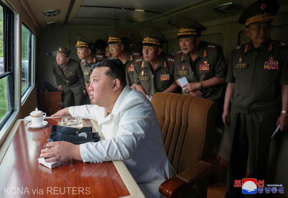 LIDERUL NORD-COREEAN KIM JONG UN A SUPERVIZAT TESTAREA UNUI LANSATOR DE RACHETE ÎMBUNĂTĂŢIT