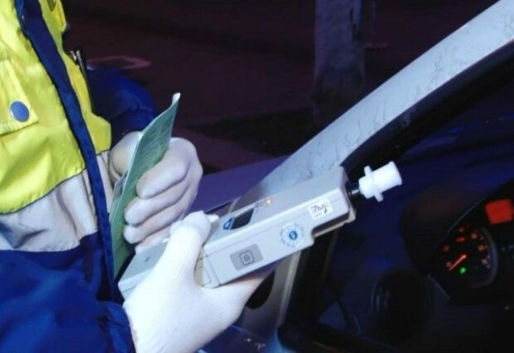 POLIŢIST PRINS BĂUT LA VOLAN, CERCETAT DISCIPLINAR ALĂTURI DE UN COLEG CU CARE SE AFLA ÎN MAŞINĂ