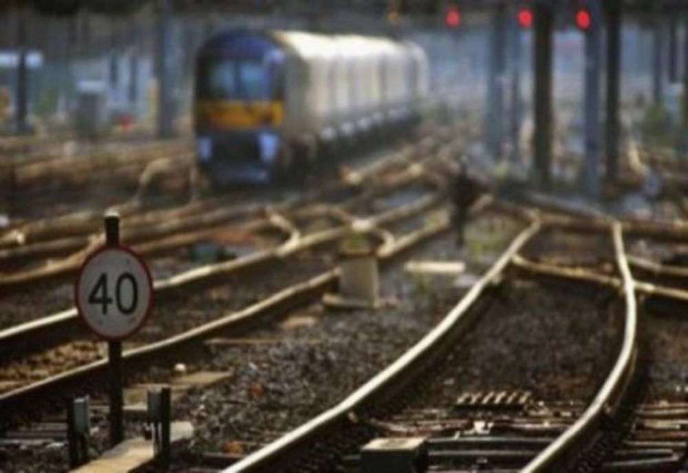 OFICIALII DE LA CFR CĂLĂTORI S-AU RĂZGÂNDIT: NU AU BANI DE DATORII! ZECI DE TRENURI, TRASE PE DREAPTA DE LA 1 SEPTEMBRIE