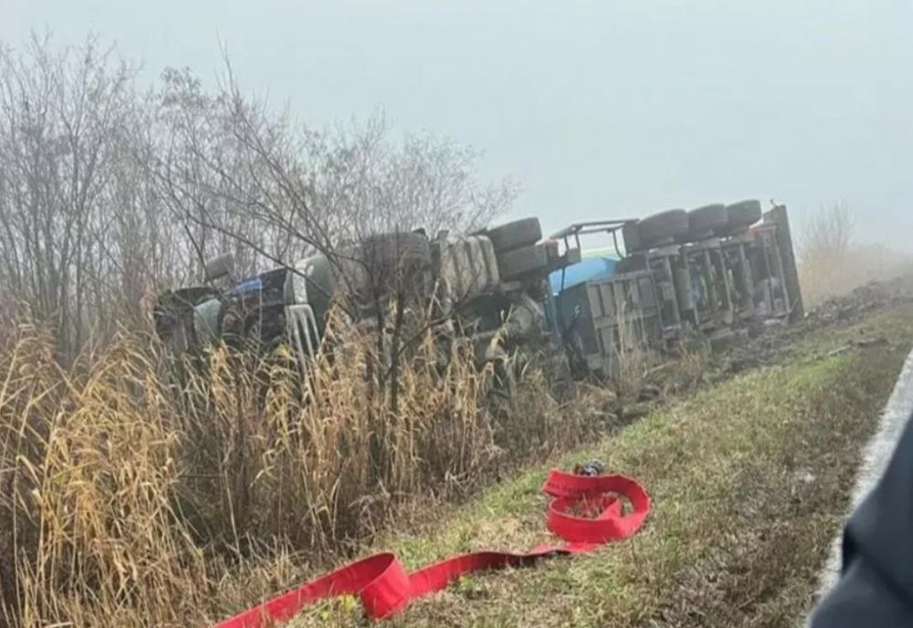 Cisterna încărcată cu GPL răsturnată pe marginea unui drum din Vaslui, repusă pe roți