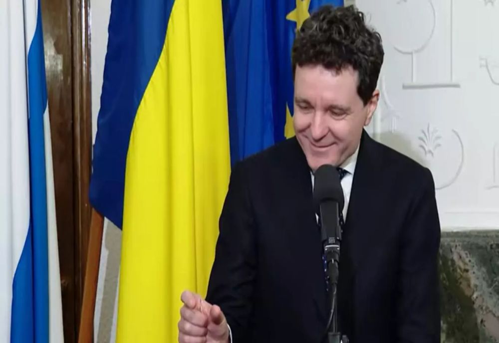 Țara arde, iar Nicușor Dan râde în țara lui Moș Crăciun. A amânat discuțiile cu magistrații și a plecat în Finlanda