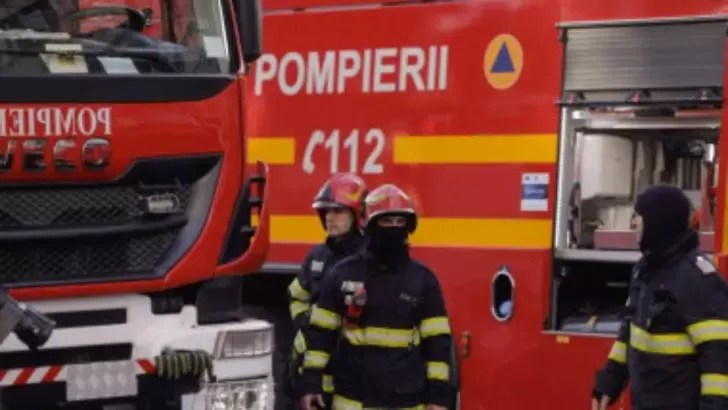 Incendiu puternic în Bacău: trei case și mai multe anexe au fost cuprinse de flăcări