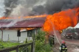 Scene dramatice într-un sat din Vaslui: un bărbat s-a prăbușit mortal în timp ce privea un incendiu devastator