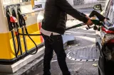 Prețul carburanților azi, 4 octombrie 2026. Benzina trece de 10 lei, iar motorina se apropie de 11 lei