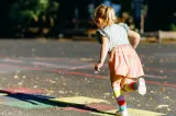 Copiii s-au predat ecranelor, șotronul și leapșa dispar. Cât timp mai petrec afară la joacă cei mici, față de părinții lor