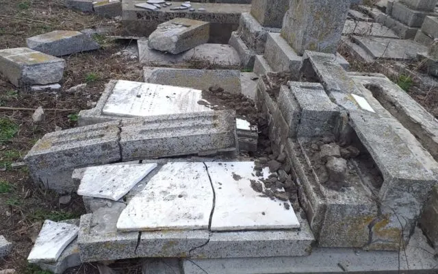cimitir-evreiesc-husi-e1554365686938-640x400
