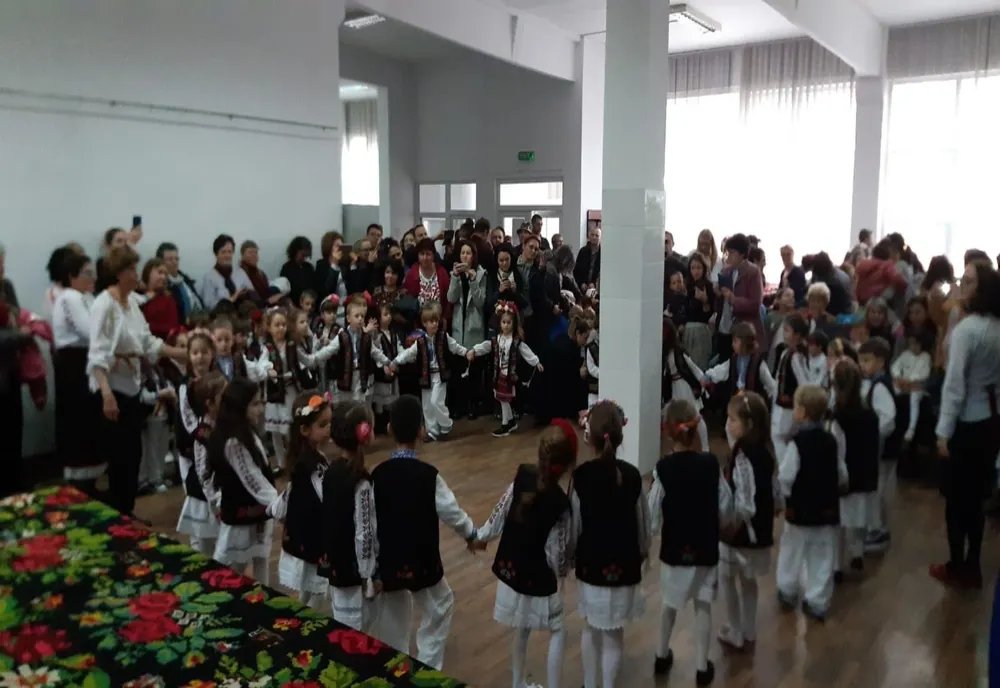 FOTO: Parada portului popular la ”Drag mi-e jocul românesc de mic învăț să-l pornesc”
