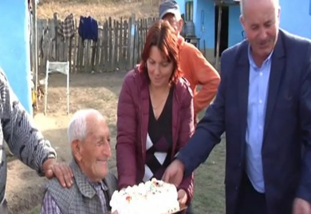 Vasluian aniversat de rude și autorități la împlinirea vârstei de 105 ani
