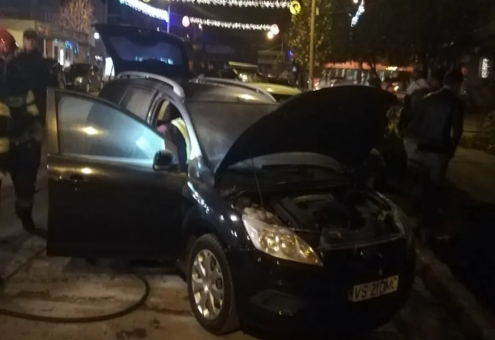 Două mașini au luat foc, în cursul zilei de ieri, pe străzile din Bârlad 