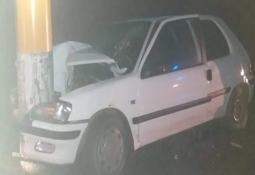 Negrești: un autoturism scăpat de sub control s-a oprit într-un stâlp. FOTO