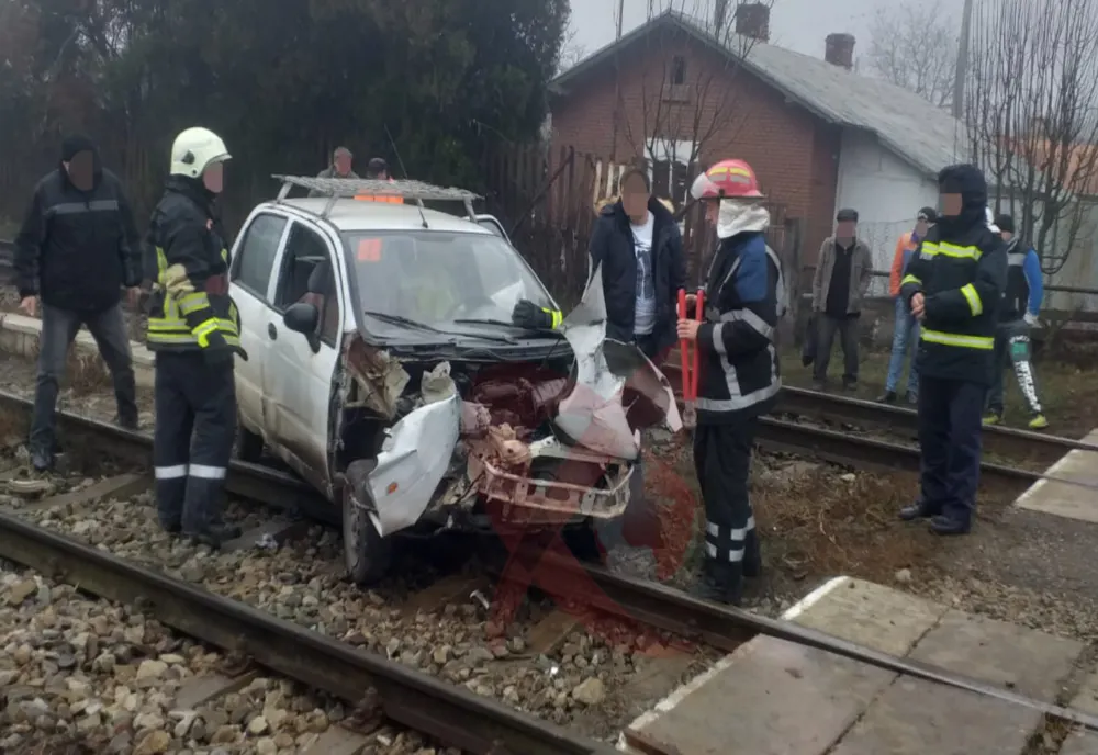 Un autoturism a fost lovit de tren în localitatea Rebricea - FOTO
