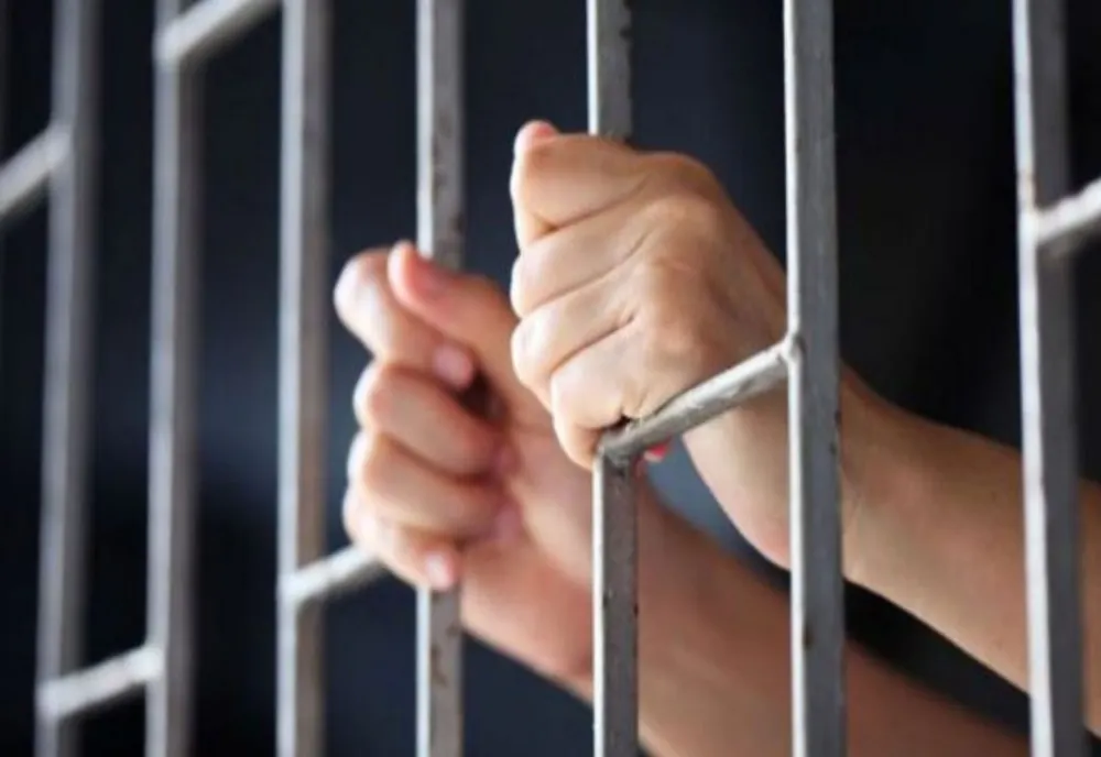 Scandalagii condamnați la pedepse cu închisoarea, duși la penitenciar cu mandate de executare