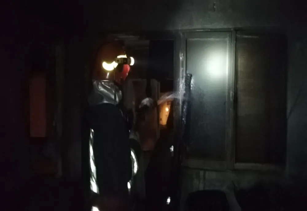 Incendiu într-un apartament din Vaslui: un bărbat a suferit arsuri pe 12% din suprafața corpului - VIDEO