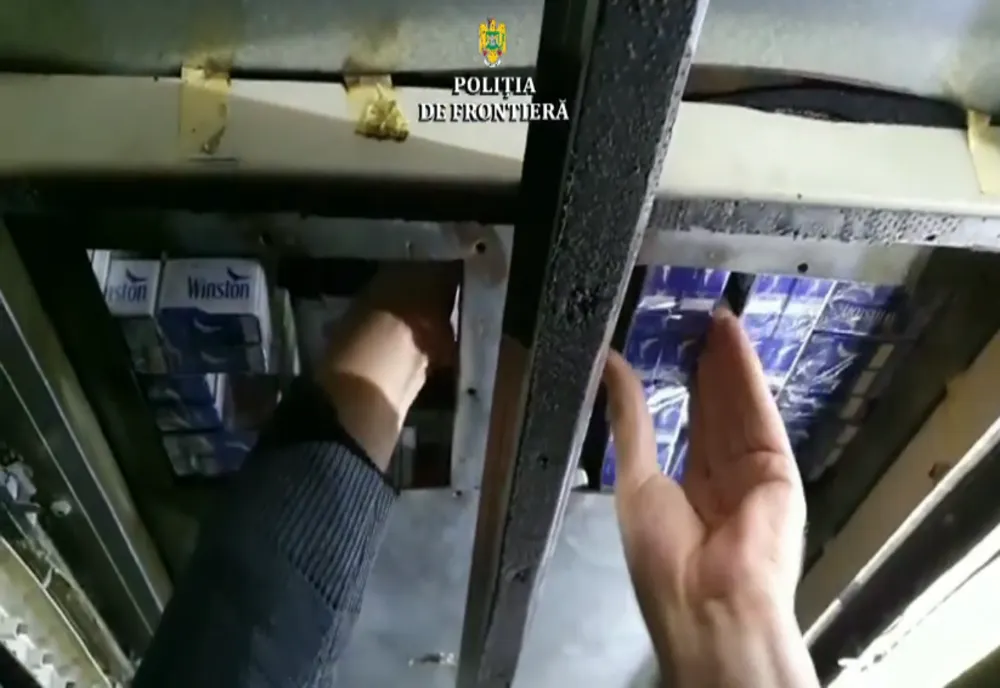 Autocar „capitonat” cu ţigări de contrabandă oprit la Albița - VIDEO