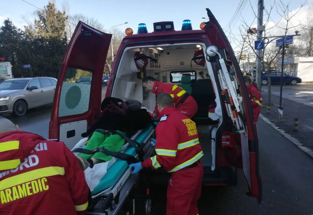 Femeie în vârstă de 72 de ani, căzută pe stradă, transportată la spitalul din Bârlad