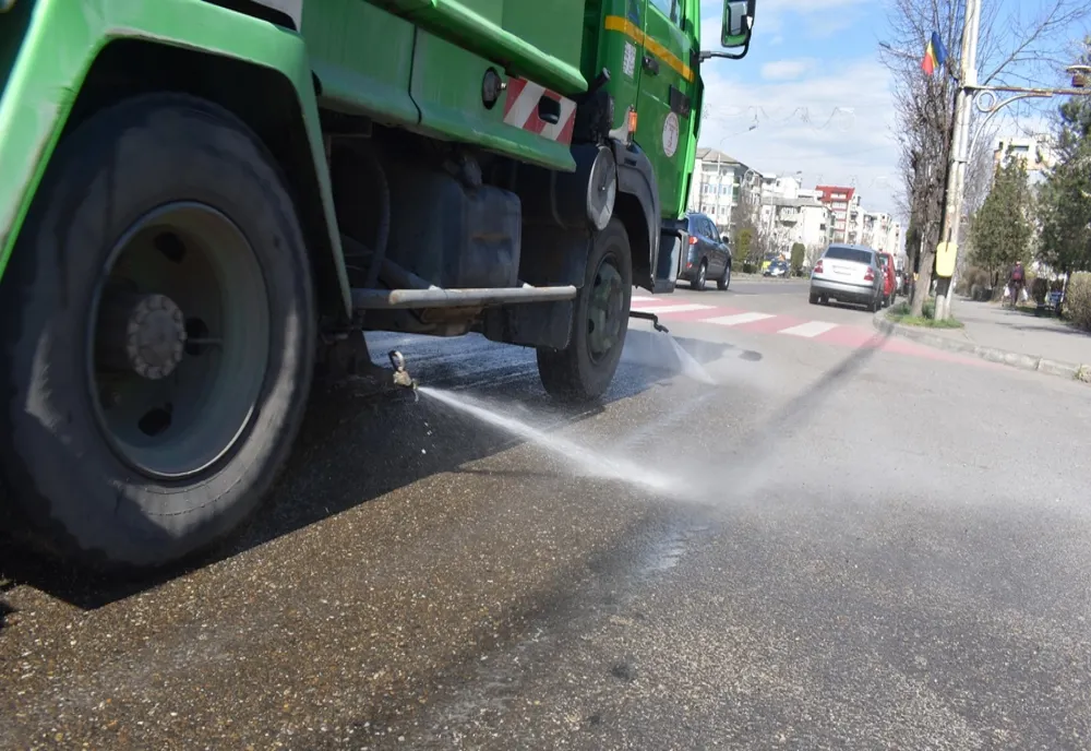 Începe și dezinfecția trotuarelor intens circulate din Bârlad