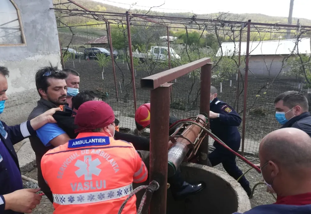 Un bărbat din Bogdănița, salvat de pompieri dintr-o fântână!