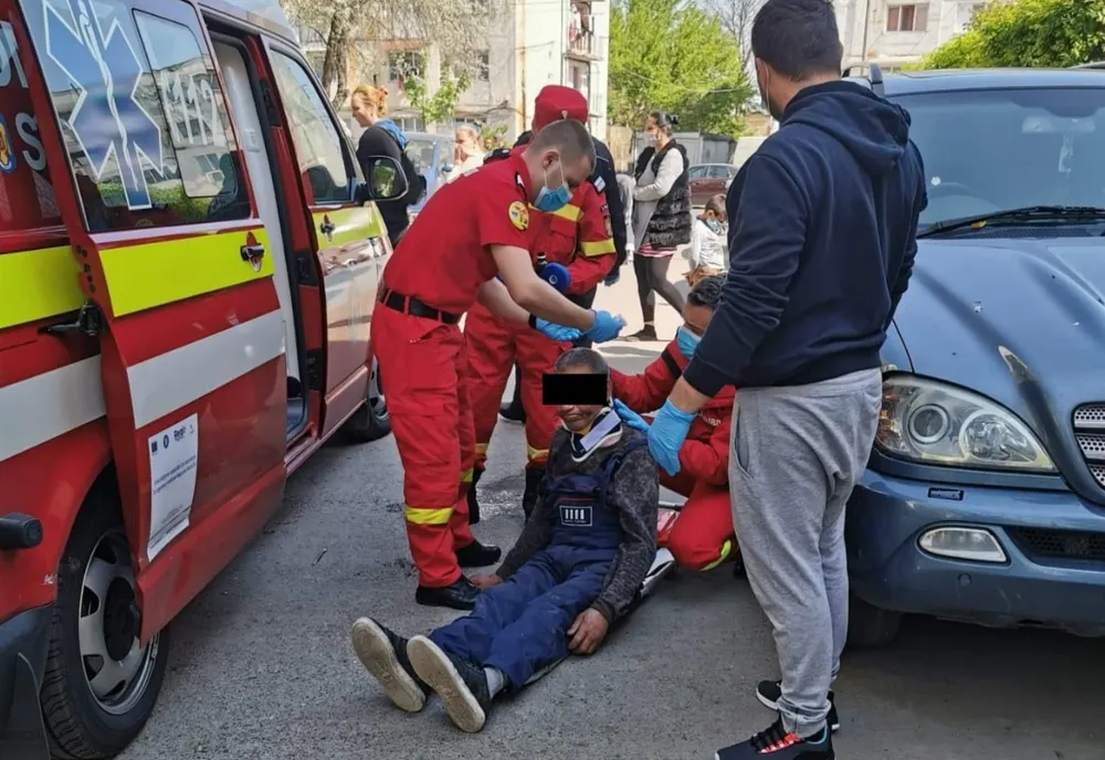 SALVATOR în timpul liber: un pompier din Bârlad a intervenit pentru a un bărbat căzut în stradă!