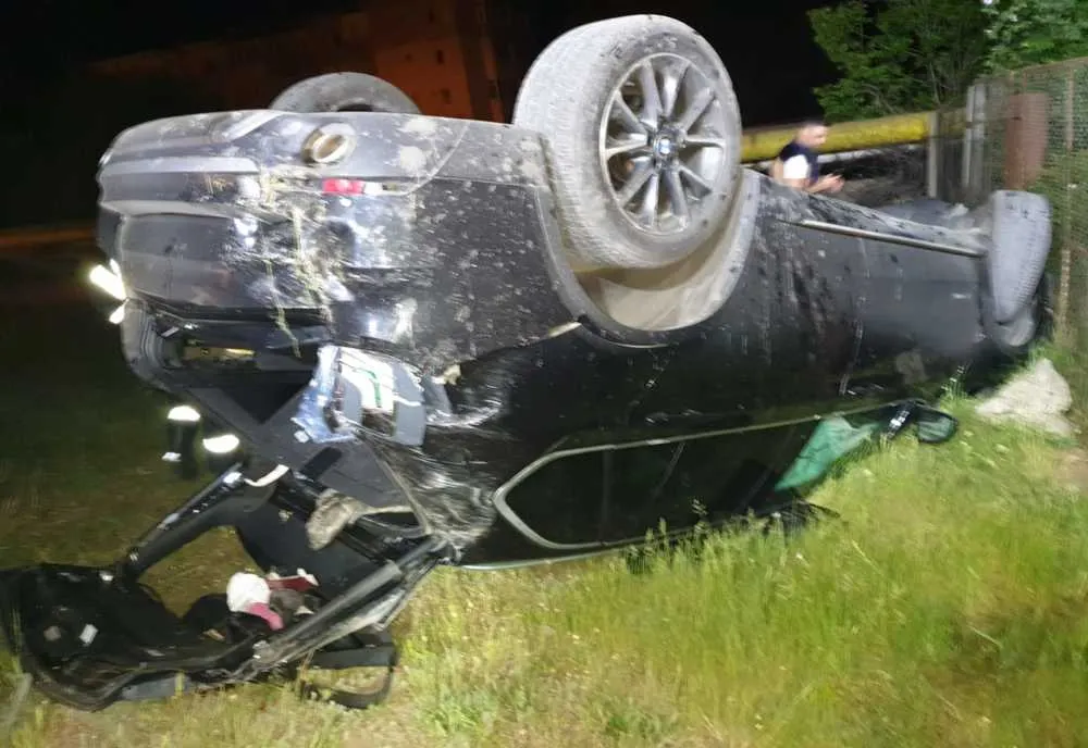 Autoturism răsturnat în municipiul Vaslui - FOTO