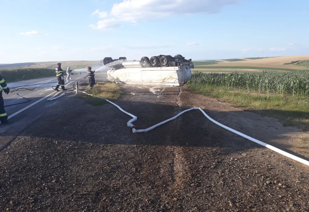 UPDATE: Cisternă cu motorină răsturnată între Huși și Albița - VIDEO