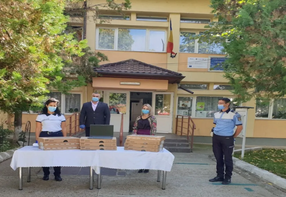 POLIȚIȘTII VASLUIENI AU ÎMPĂRȚIT DARURI LA CENTRUL ŞCOLAR PENTRU EDUCAŢIE INCLUZIVĂ NEGREȘTI