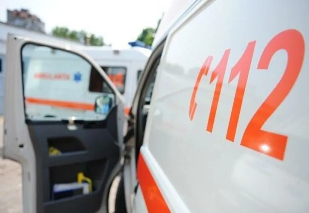 Accident rutier la Mărul de Aur: autoturism cu 5 persoane la bord, răsturnat