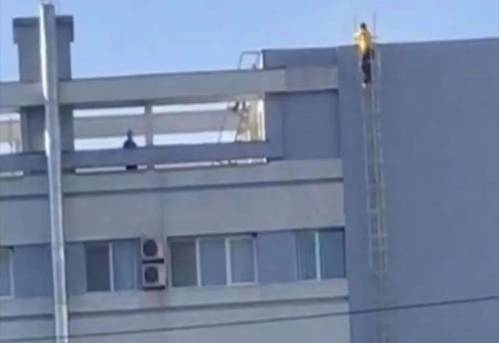 O persoană s-a urcat pe hotel și amenință că se aruncă în gol
