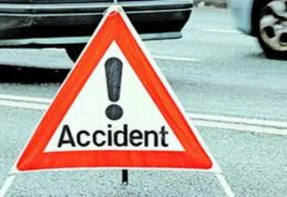 Minor în vârstă de 16 ani, aflat pe un moped, accidentat de un autoturism