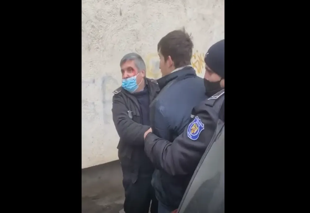 IMAGINI ȘOCANTE. Polițiști bătuți în timp ce încercau să rețină un bărbat care nu purta mască
