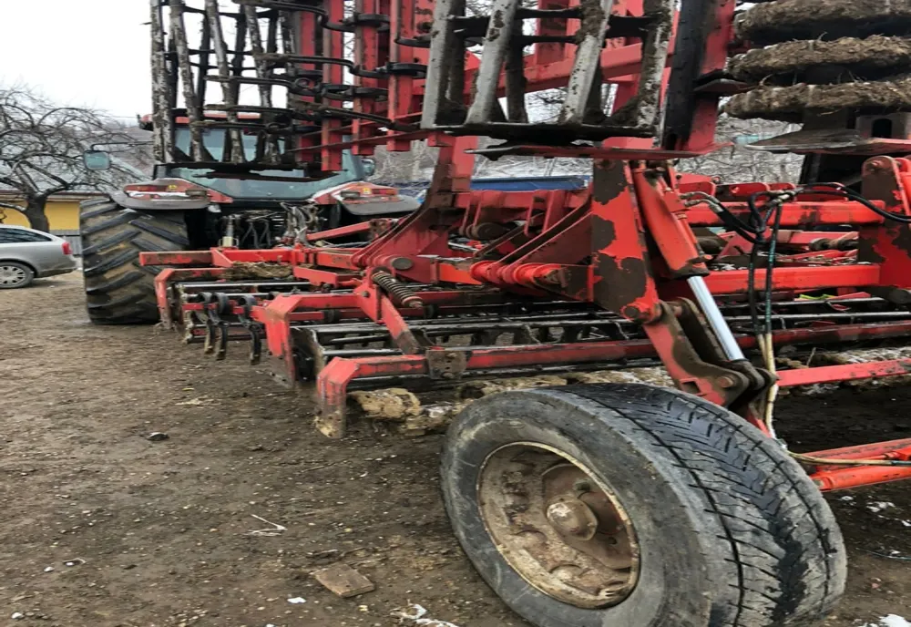 Un bărbat de 44 de ani a murit strivit sub un utilaj agricol