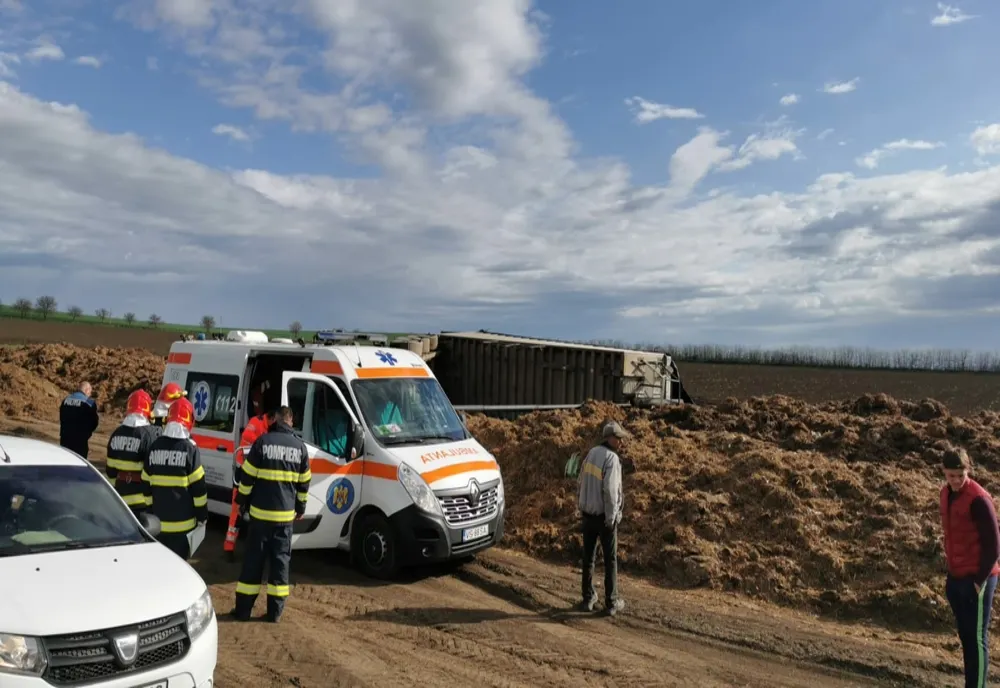Accident de muncă: Bărbat, în stare gravă după ce o remorcă s-a răsturnat peste el