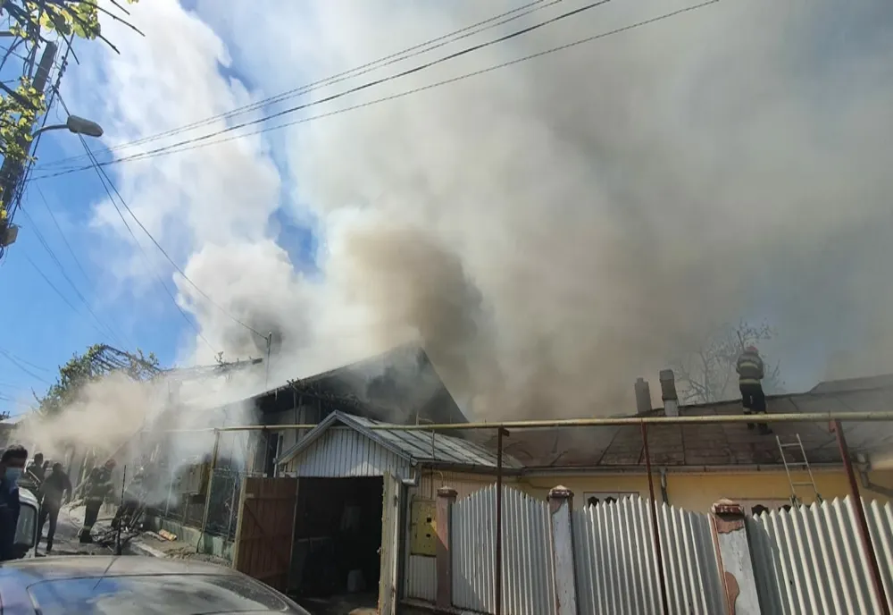 Imagini de la incendiul care a afectat 8 case din Bârlad - FOTO&VIDEO