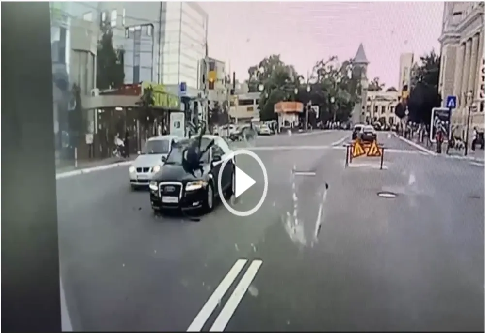 VIDEO. Momentul în care un biciclist e lovit în plin de un autoturism, în centrul Bârladului