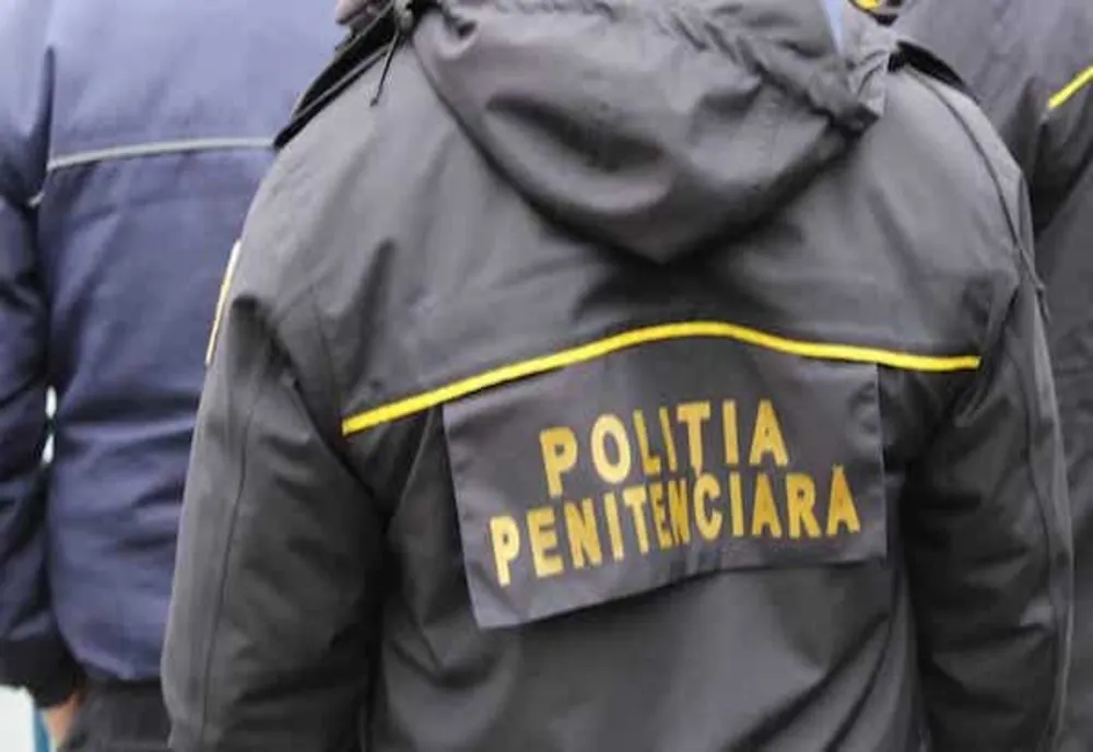 Femeie acuzată de tentativă de omor, dusă sub escortă la penitenciar