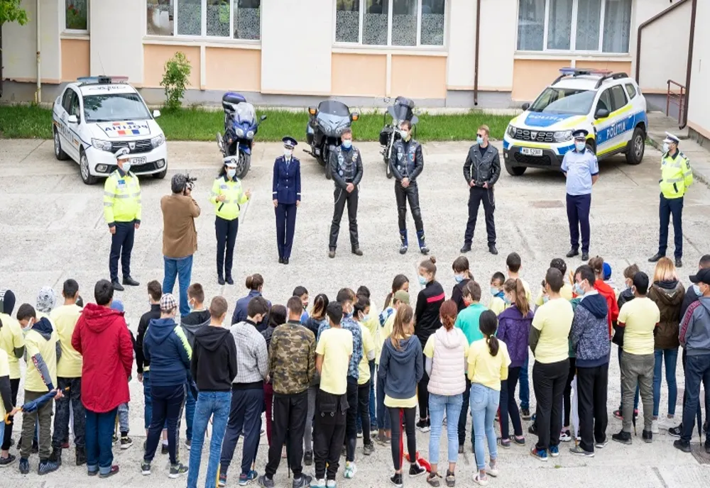 Cadouri și sfaturi copiilor de la Centrul Şcolar pentru Educaţie Incluzivă Negrești, din partea polițiștilor