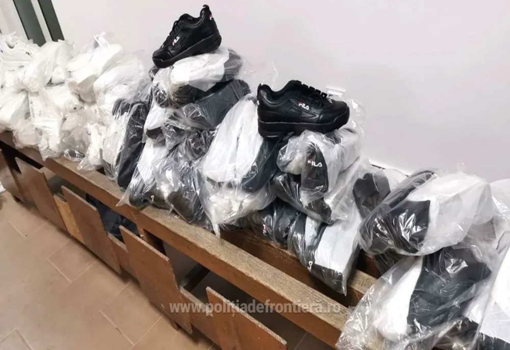 Țigări, haine și alte bunuri confiscate de polițiștii vasluieni. Din ce motiv au făcut asta