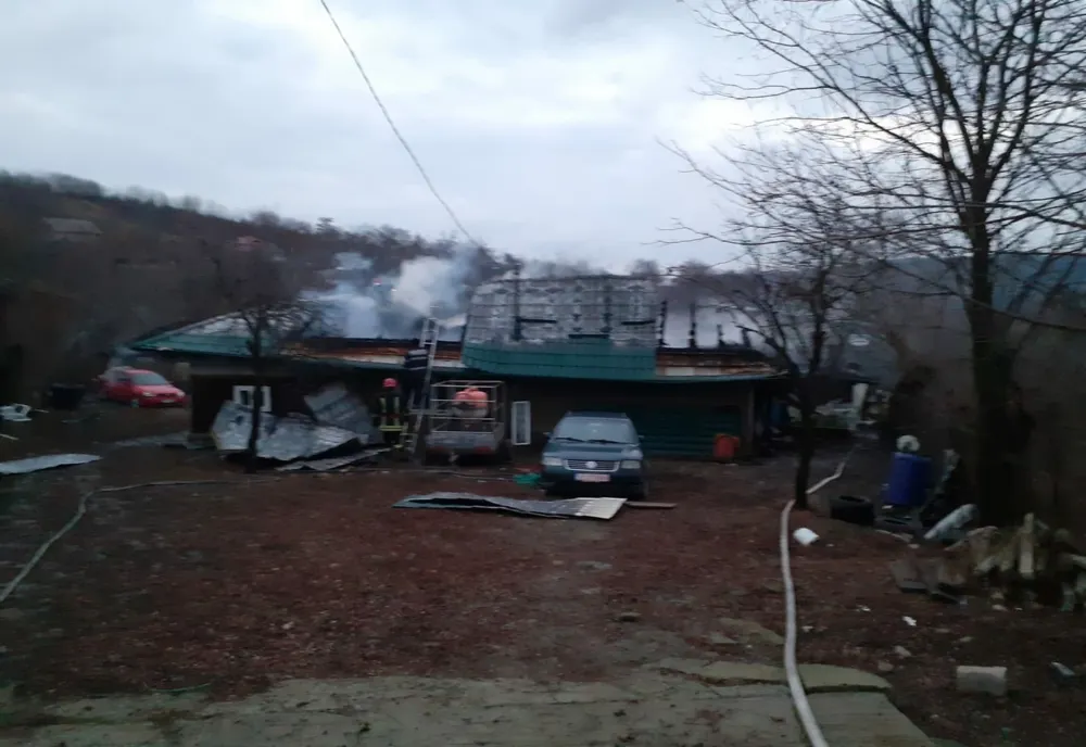 Pompierii s-au luptat cu flăcările trei ore la un incendiu izbucnit la o casă din Fâstâci