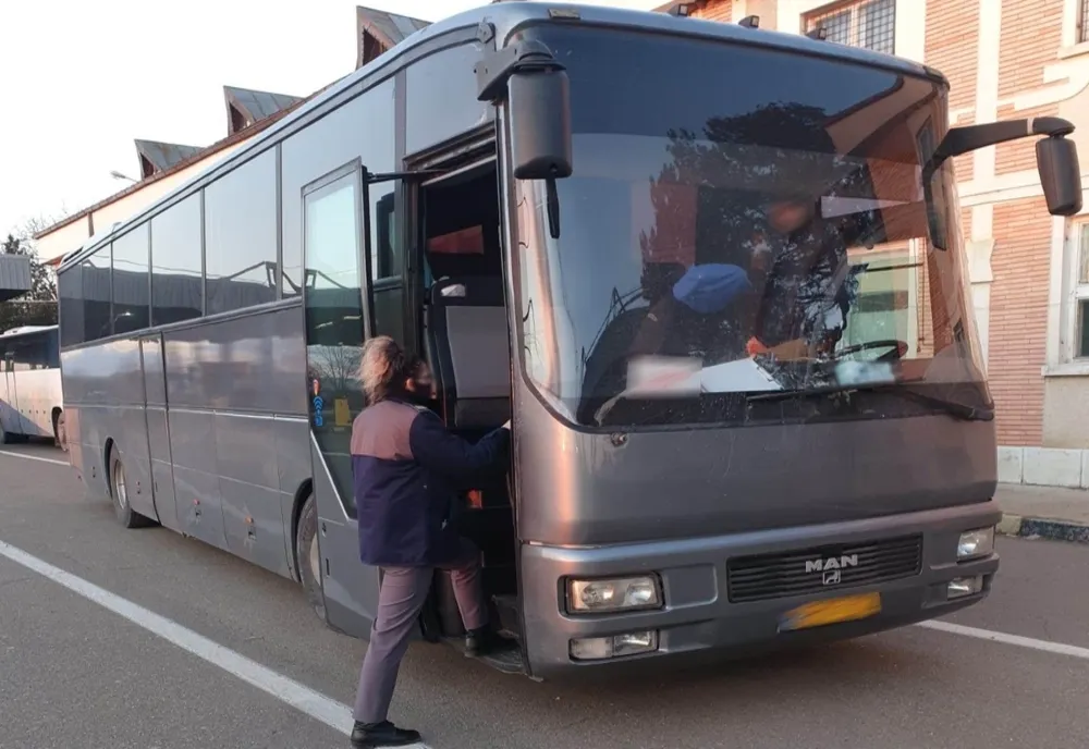 Conducea un autocar, fără să aibă acest drept