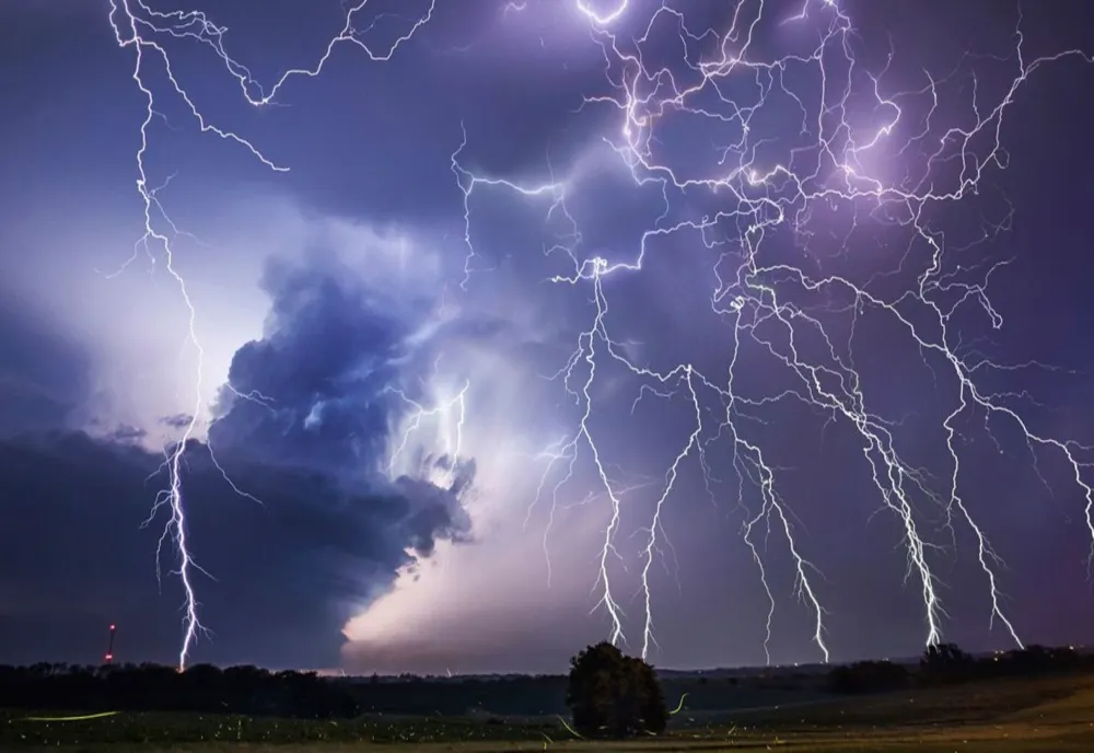 Alertă meteo. Cod galben de fenomene extreme: vijelii, ploi torențiale și grindină - informare de vreme severă