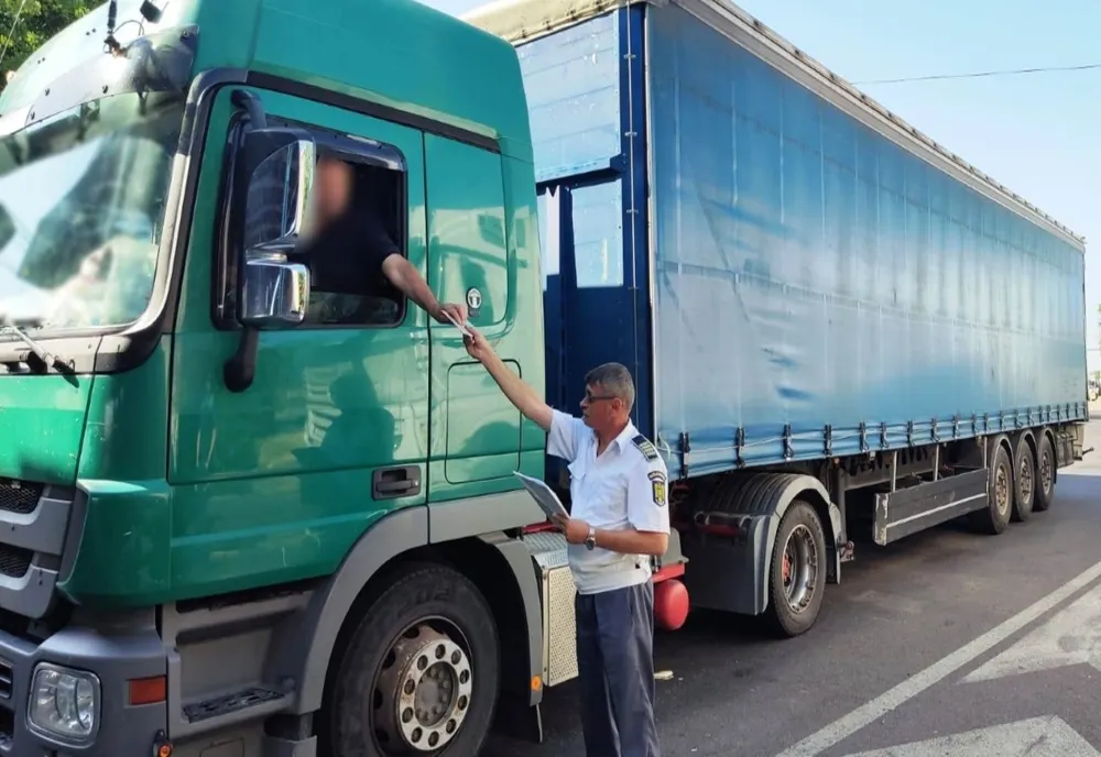 Remorcă cu număr fals de înmatriculare, depistată în trafic