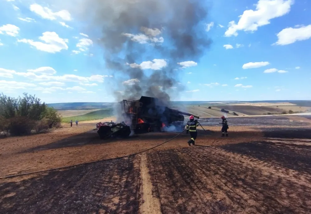 Combină agricolă făcută scrum în comuna Bogdănești. Intervenția pompierilor a făcut ca proporțiile incediului să fie limitate