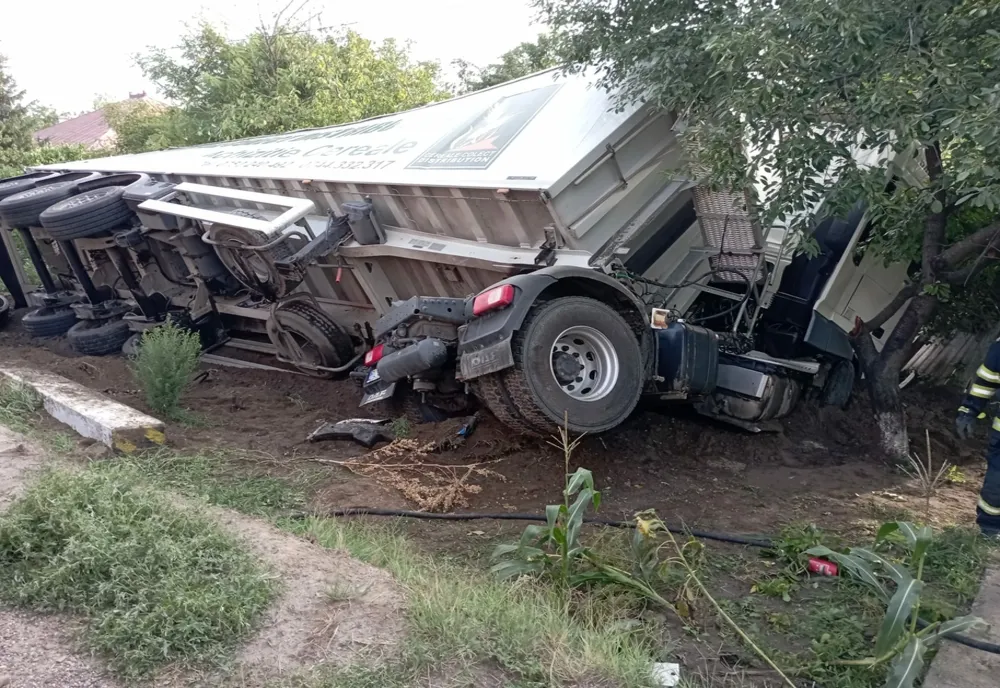 TIR răsturnat la Muntenii de Jos. Participanții la trafic au stins incendiul izbucnit în urma accidentului rutier