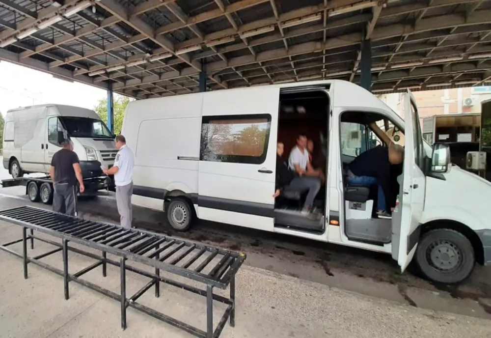 Conduceau vehicule, deşi nu aveau permise de conducere valabile pentru acestea