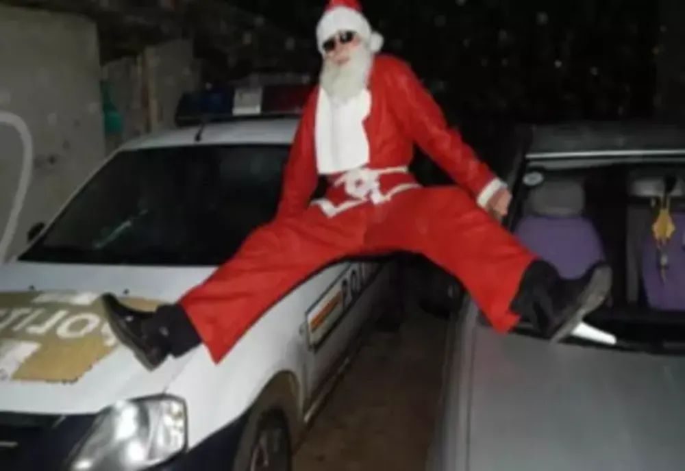 Un primar îi cere ministrului de Interne înlocuirea șefului de post: "Îmbrăcat în Moș Crăciun, a făcut șpagatul pe mașina Poliției!"