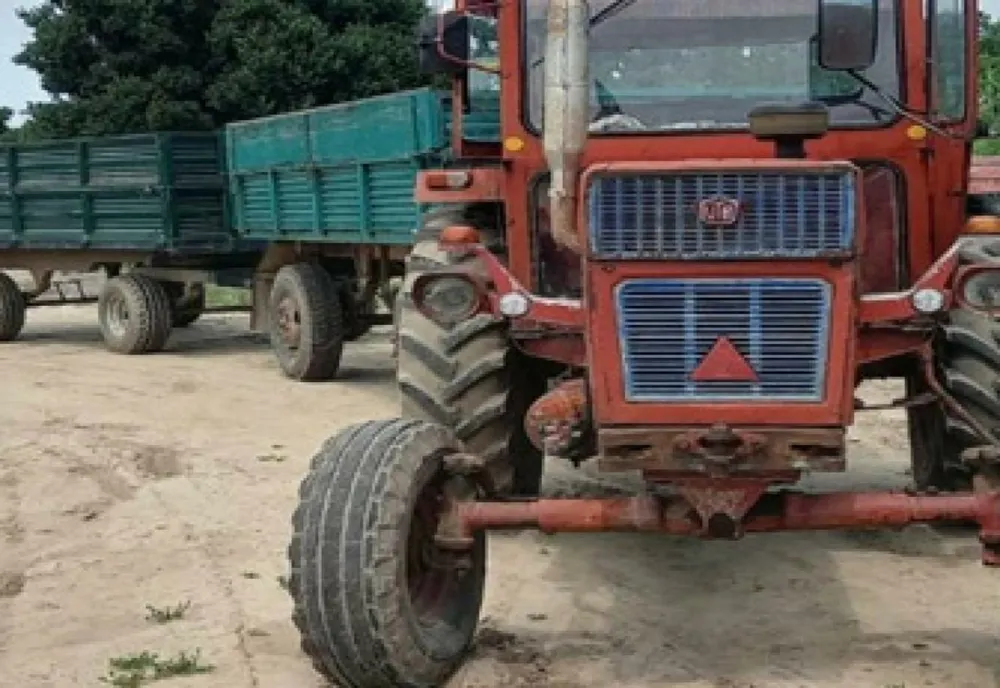 Un bărbat din Vaslui și-a prins piciorul sub tractor