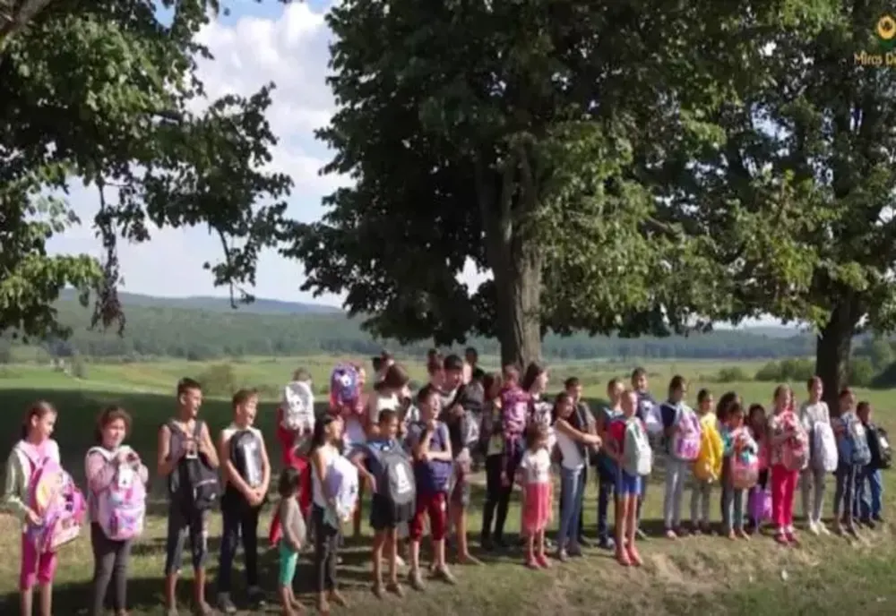 Peste 1.500 de copii sărmani din Vaslui au primit ghiozdane și rechizite